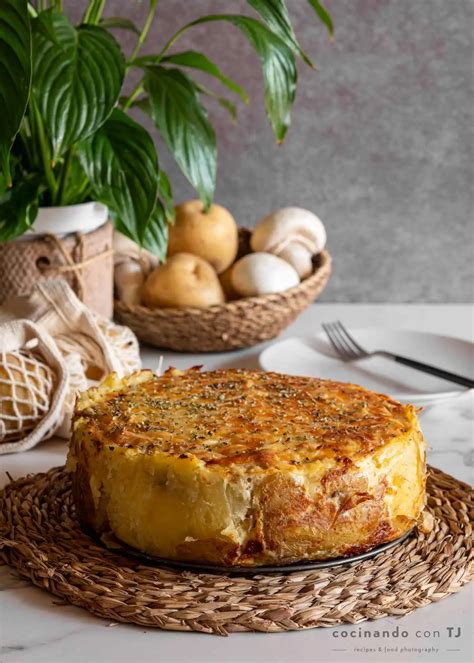 Pastel de lentejas y patata gratinado en un molde