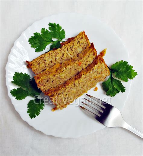 Pastel de legumbres en molde de plumcake recién salido del horno