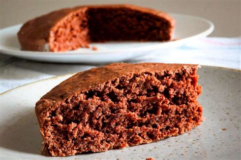 Torta de chocolate y lentejas cortada, mostrando su interior húmedo