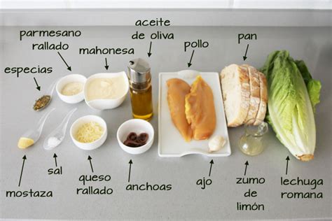 Ingredientes frescos para ensalada César con espinacas