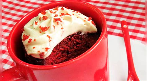 Taza con masa de Red Velvet lista para el microondas