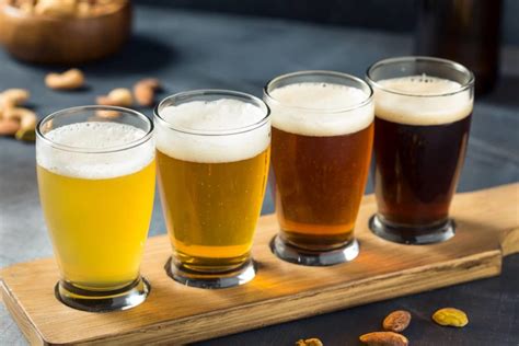 Variedad de cervezas artesanales y aperitivos locales