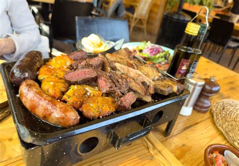 Plato de carnes a la parrilla en el Restaurante O Bosque
