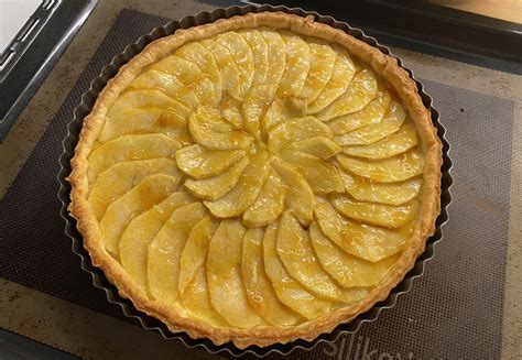 Tarta de manzana con crema en un molde