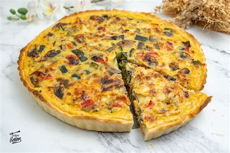 Quiche de verduras horneada lista para servir