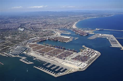 Vista del Puerto de Valencia con barcos y restaurantes