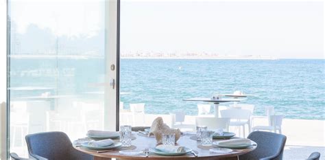 Playa de Pinedo con restaurantes cercanos
