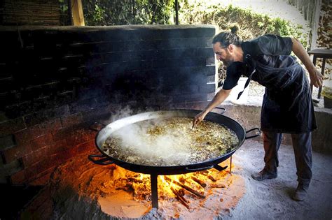 Paella cocinándose a leña