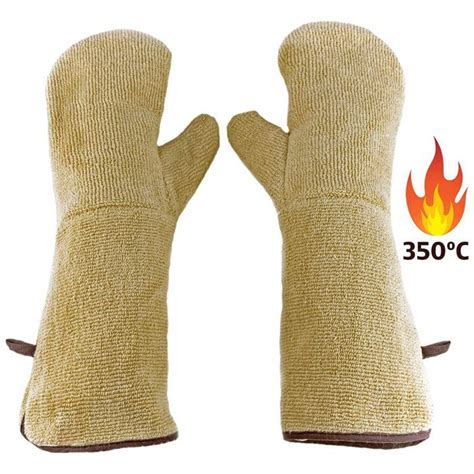 Profesional de panadería usando guantes anticalóricos para sacar bandejas del horno