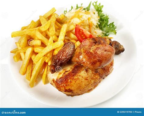 Plato de pollo asado con patatas fritas y ensalada