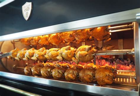 Interior de un asador de pollos con comida para llevar
