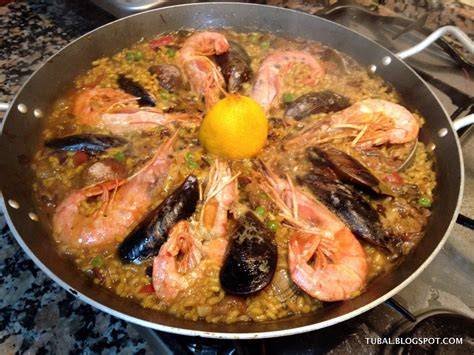 Paella casi lista con gambones y mejillones