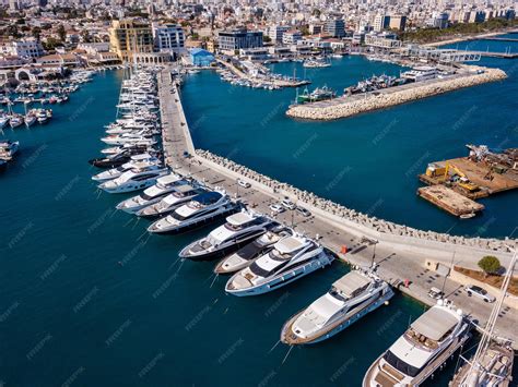 Vista panorámica del Puerto Deportivo de Benalmádena al atardecer