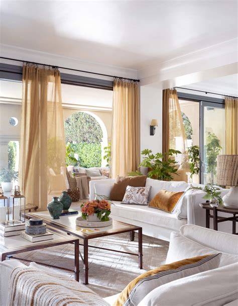Salón moderno con cortinas beige y sofá chocolate