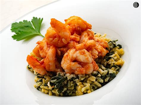 Langostinos con arroz y salsa americana emplatados