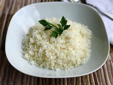 Arroz blanco recién cocido con azafrán