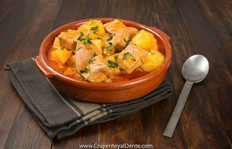 Plato de marmitako de melva servido en cazuela de barro