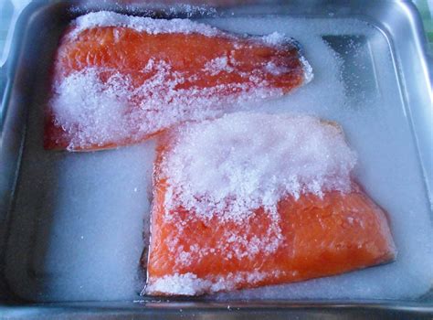 Proceso de curado de salmón con sal y azúcar