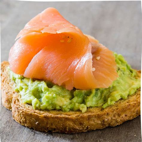 Plato de salmón curado con aguacate y tostadas