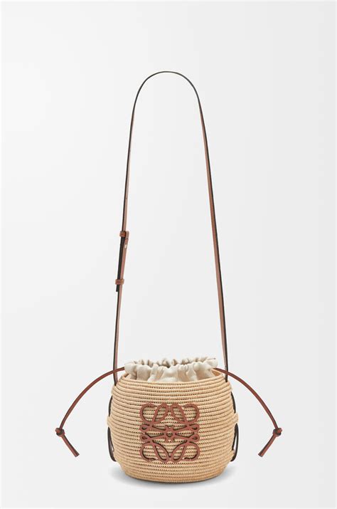 Mujer luciendo bolso capazo Loewe