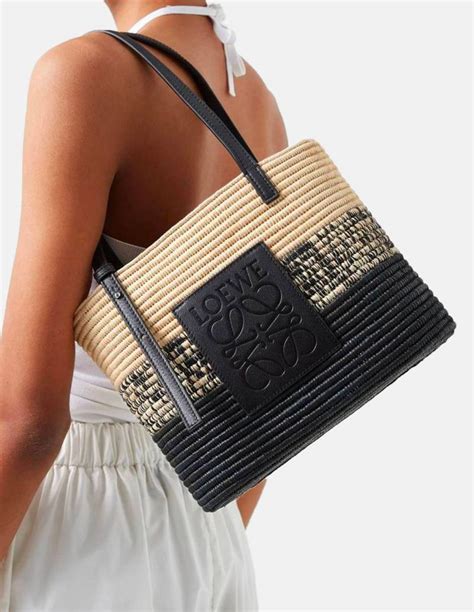 Detalles de las asas y cierre del bolso Loewe basket