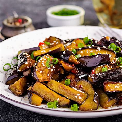 Plato de berenjenas estilo vietnamita servido con arroz