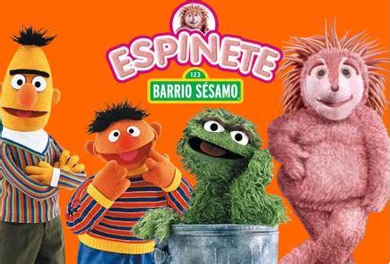 Espinete interactuando con otros personajes de Barrio Sésamo