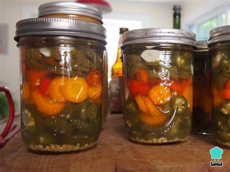 Variedad de chiles en escabeche
