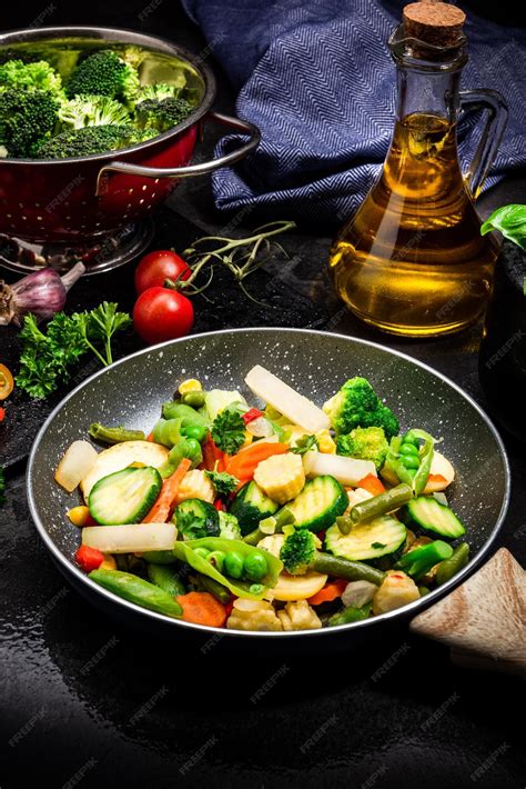 Verduras frescas salteadas en una sartén