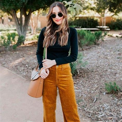 Mujer en un look de fiesta con pantalones de pana marrones