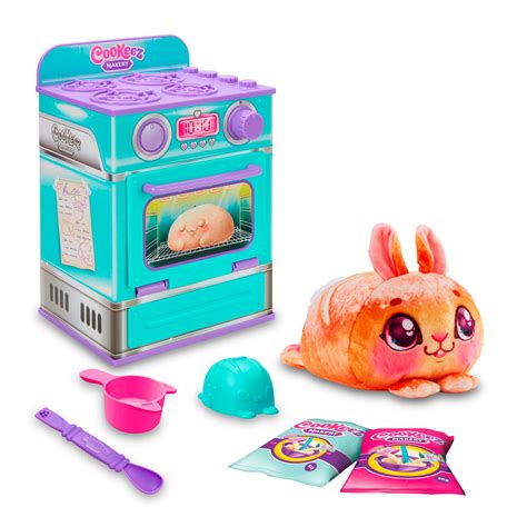 Niños jugando con el horno de peluche mágico
