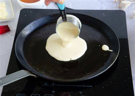 Panqueques dorándose en la sartén