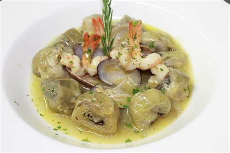 Plato de alcachofas con almejas