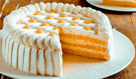 Decoración de torta con remolinos de chantilly