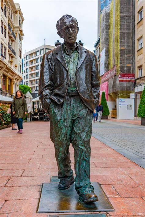 estatua de Woody Allen en Oviedo