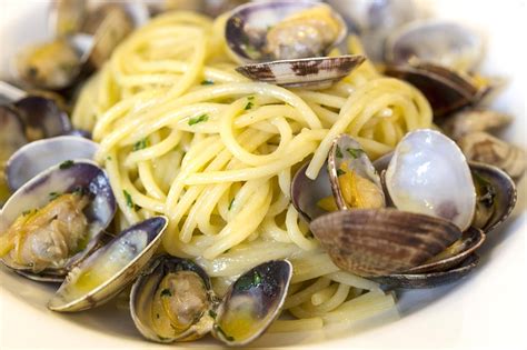 Ingredientes frescos para pasta con almejas