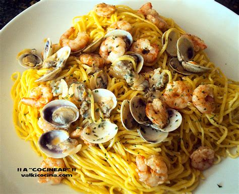 Plato terminado de espaguetis con almejas y gambas