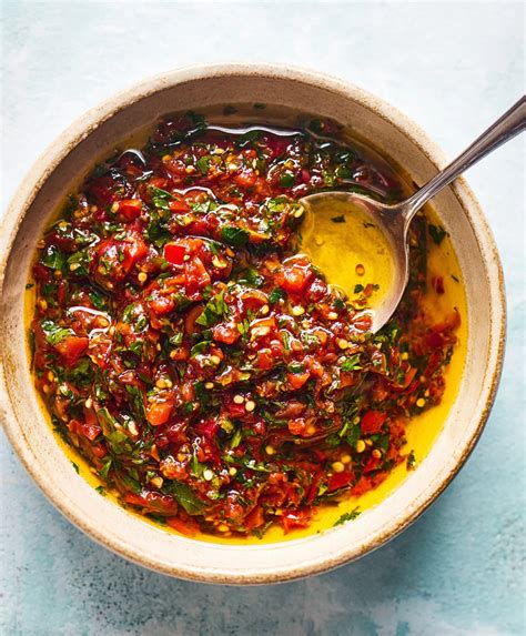 Chimichurri rojo fresco en un bol