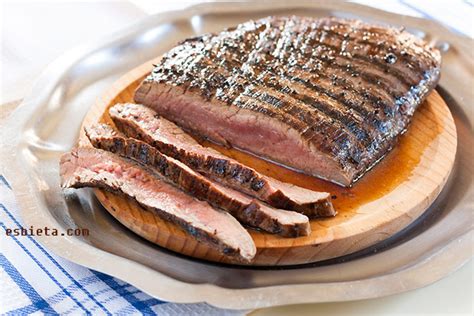 Vacío de ternera asándose a la parrilla