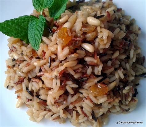 Plato de arroz salvaje con pasas y piñones