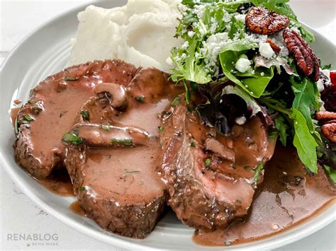 Presentación de un plato de lomo con salsa