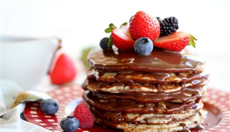 Decoración de tortitas con chocolate, nata y frutas