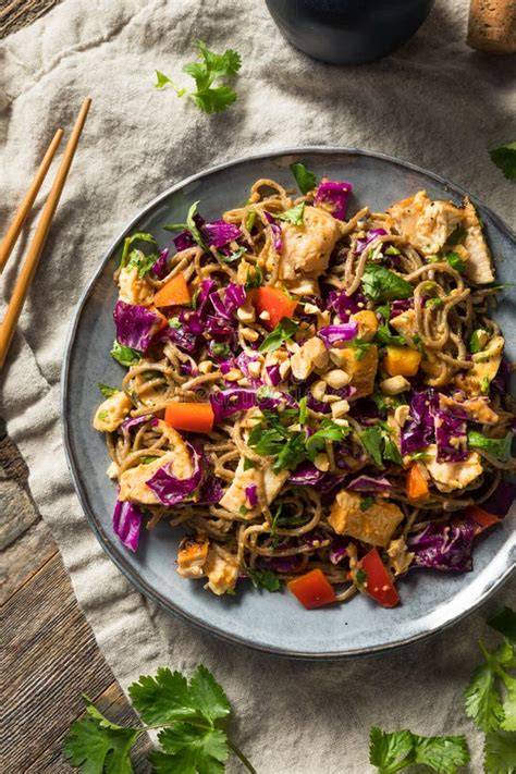 Ensalada de fideos soba con salsa de kimchi
