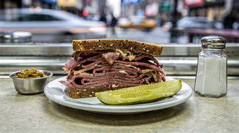 Sándwich de pastrami clásico
