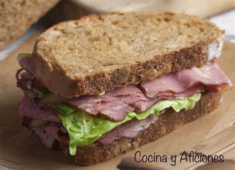 Ingredientes para un sándwich de pastrami