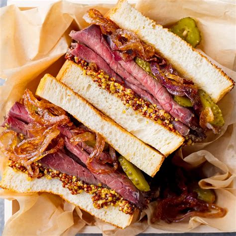 Sándwich de pastrami con cebolla caramelizada y salsa
