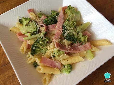 Plato de pasta con brócoli, queso y jamón
