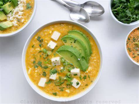 Plato de sopa de morocho con aguacate y queso