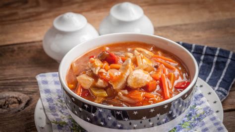 Verduras y pollo dorándose en una cazuela