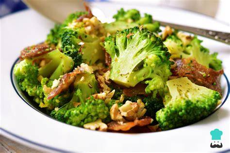 Brócoli salteado con beicon y arroz